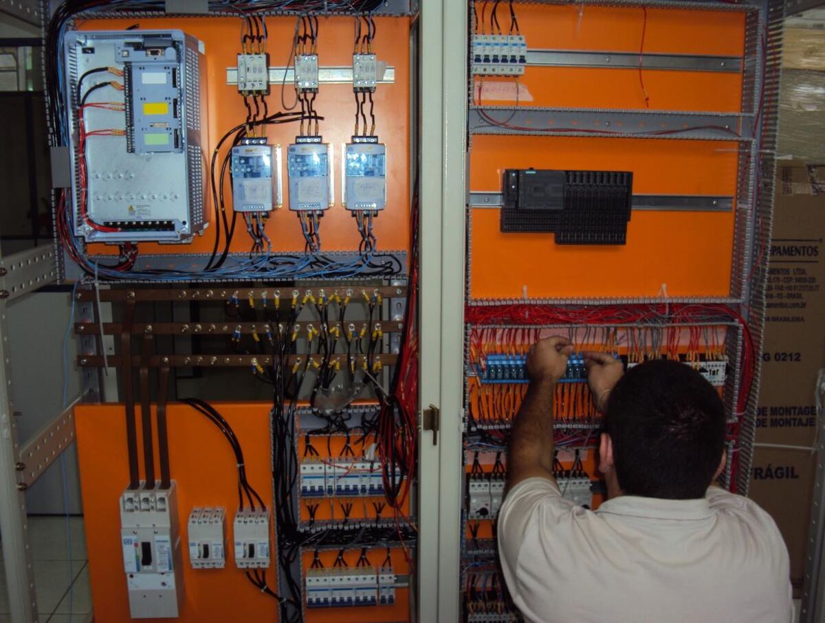 Montagem de painel elétrico pela Supraeletro